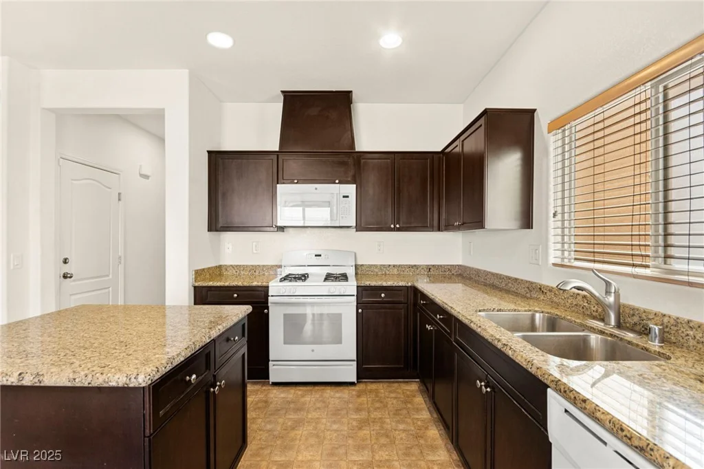 7927 Blue Lake Peak, Las Vegas, NV 89166