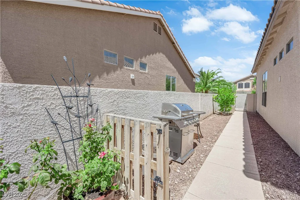 8205 Woodland Prairie, Las Vegas, NV 89129