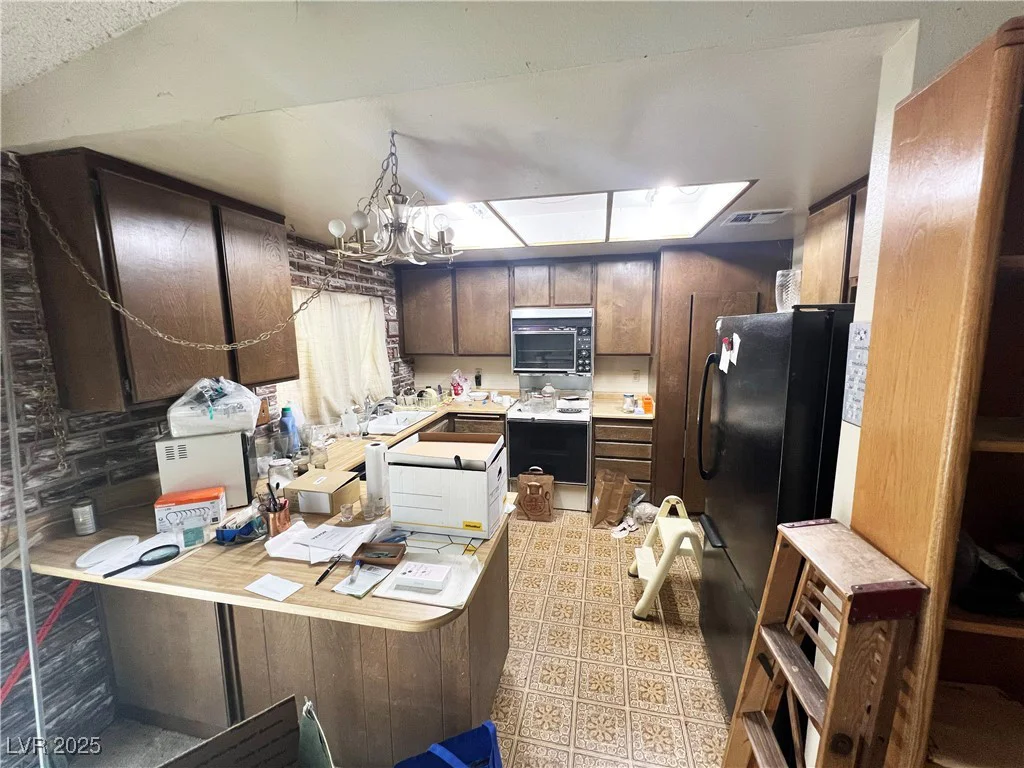 1693 Crest, Las Vegas, NV 89119