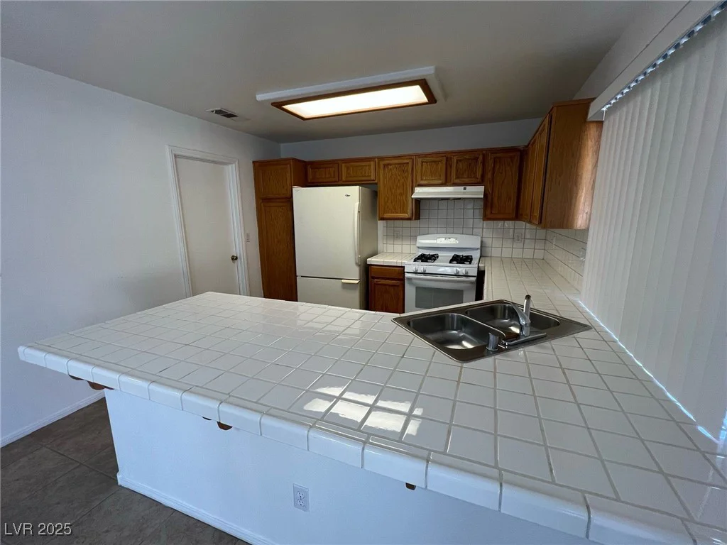 7968 Dinsmore, Las Vegas, NV 89117