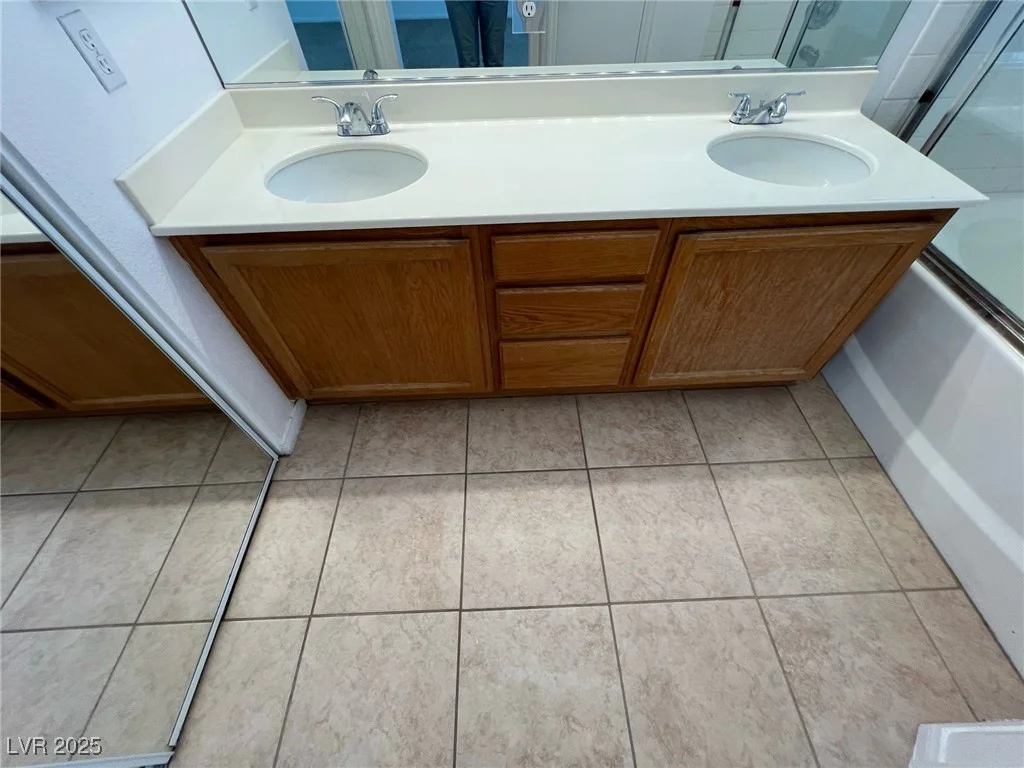 7968 Dinsmore, Las Vegas, NV 89117