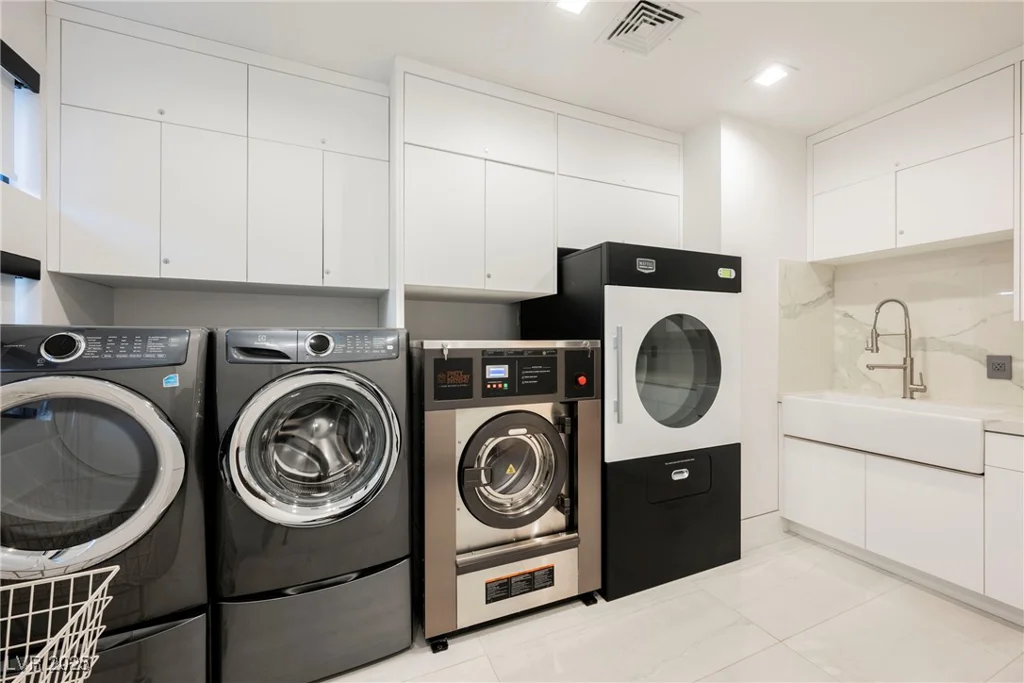 7815 La Madre, Las Vegas, NV 89149