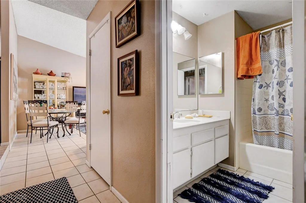 1909 Oakleaf, Las Vegas, NV 89146