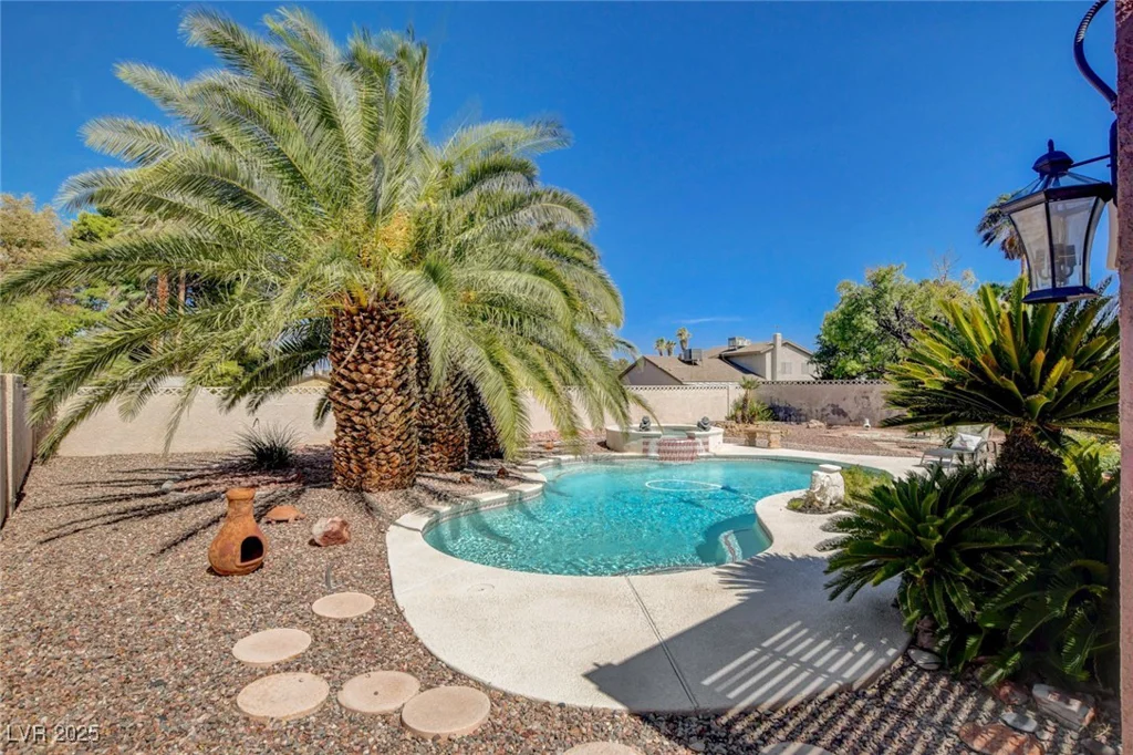 1909 Oakleaf, Las Vegas, NV 89146