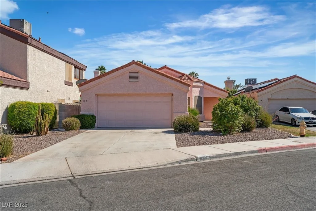 6537 Old Oxford, Las Vegas, NV 89108