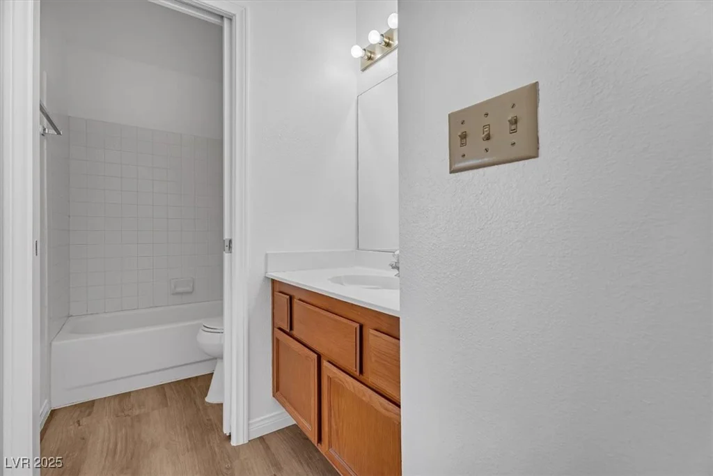 6537 Old Oxford, Las Vegas, NV 89108