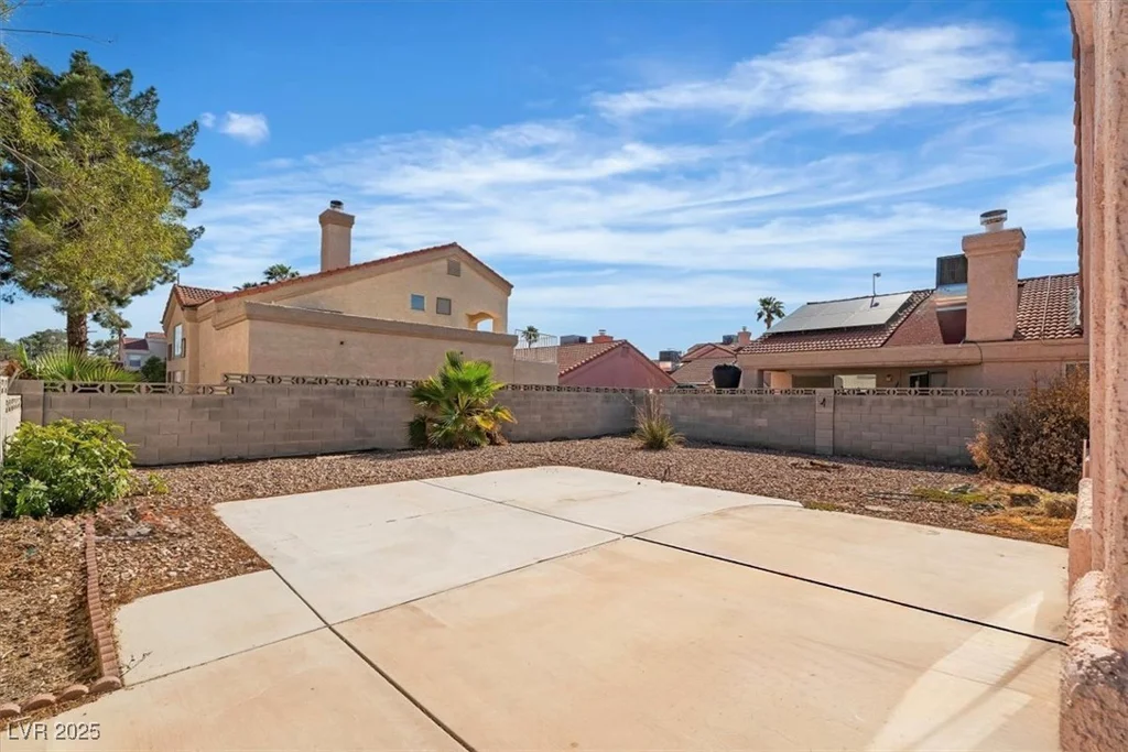 6537 Old Oxford, Las Vegas, NV 89108