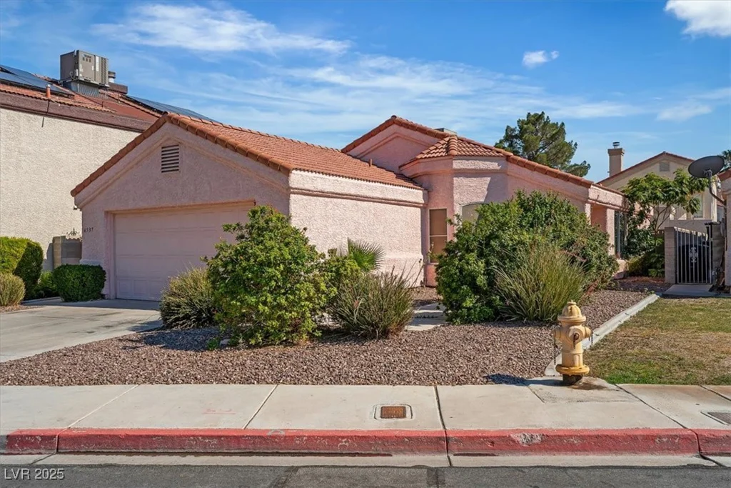6537 Old Oxford, Las Vegas, NV 89108