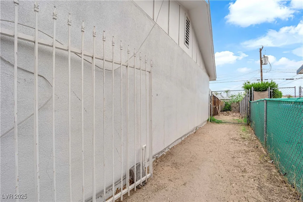 721 Carpenter, Las Vegas, NV 89107