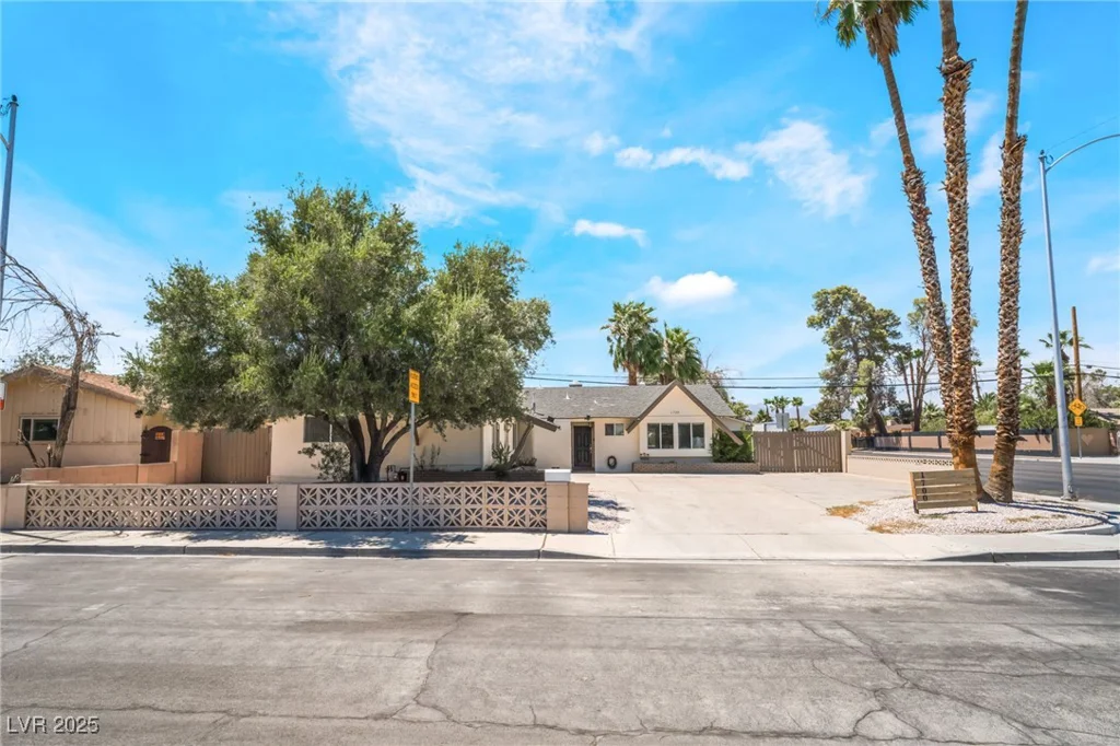 1700 Ivanhoe, Las Vegas, NV 89102