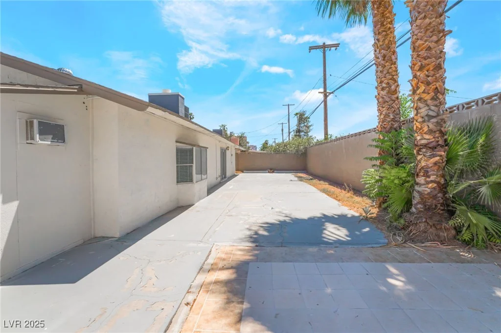 1700 Ivanhoe, Las Vegas, NV 89102