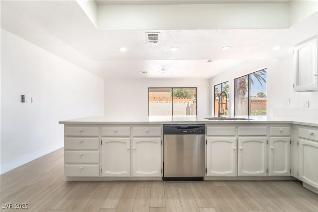 1996 Heritage Oaks, Las Vegas, NV 89119