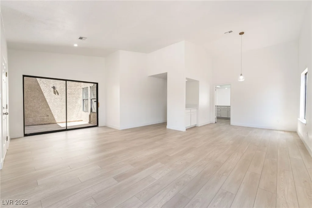 1996 Heritage Oaks, Las Vegas, NV 89119