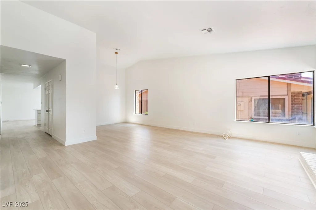 1996 Heritage Oaks, Las Vegas, NV 89119