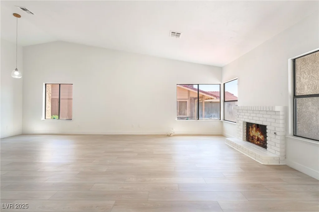 1996 Heritage Oaks, Las Vegas, NV 89119