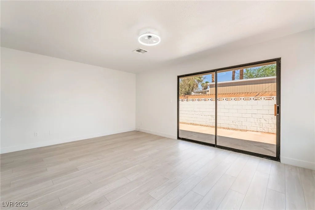 1996 Heritage Oaks, Las Vegas, NV 89119