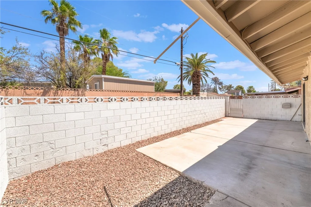 1996 Heritage Oaks, Las Vegas, NV 89119