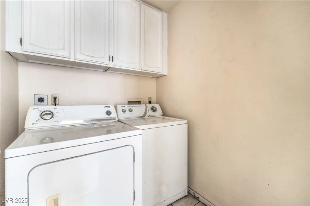 1996 Heritage Oaks, Las Vegas, NV 89119