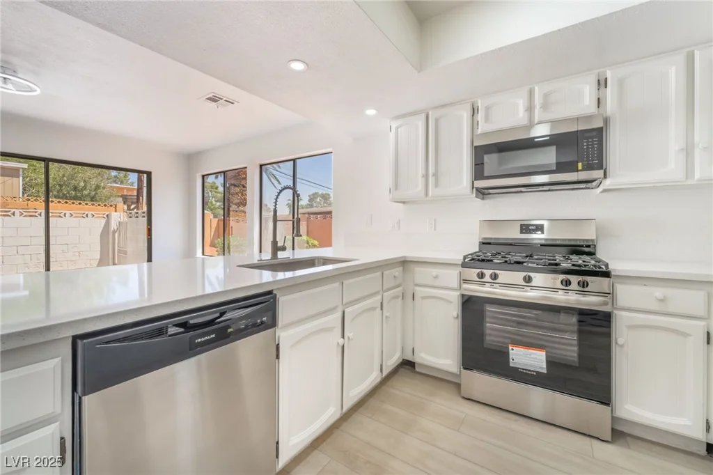 1996 Heritage Oaks, Las Vegas, NV 89119