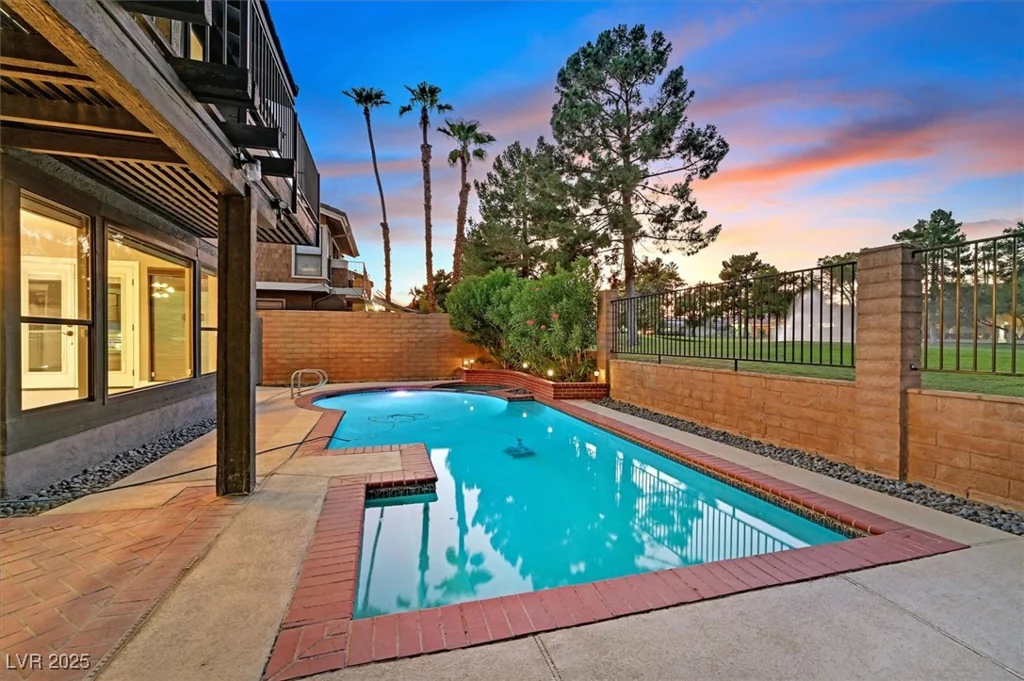 1024 Pinehurst, Las Vegas, NV 89109