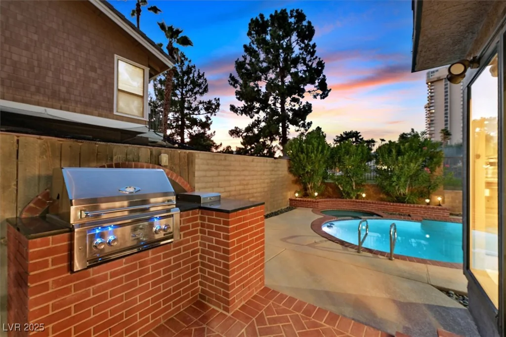 1024 Pinehurst, Las Vegas, NV 89109
