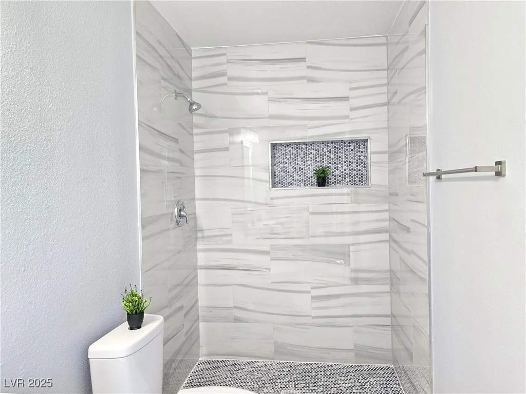 1327 Ebbetts, Las Vegas, NV 89110