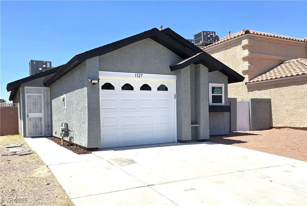 1327 Ebbetts, Las Vegas, NV 89110
