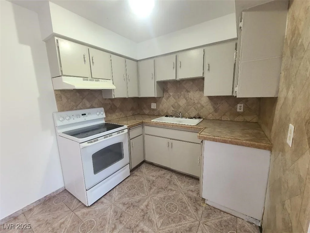 575 Royal Crest, Las Vegas, NV 89169