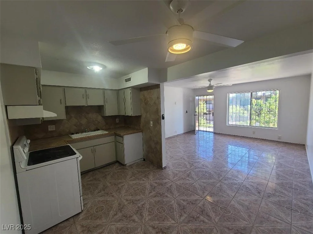575 Royal Crest, Las Vegas, NV 89169