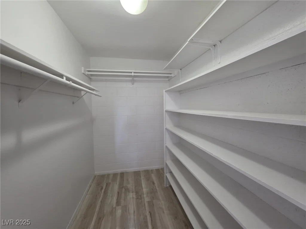 575 Royal Crest, Las Vegas, NV 89169