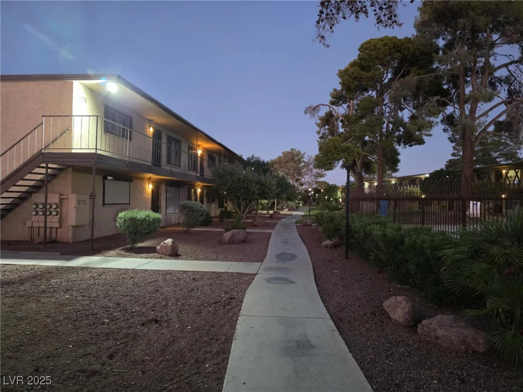 575 Royal Crest, Las Vegas, NV 89169