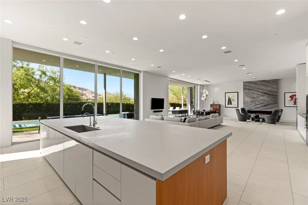 94 Hawk Ridge, Las Vegas, NV 89135