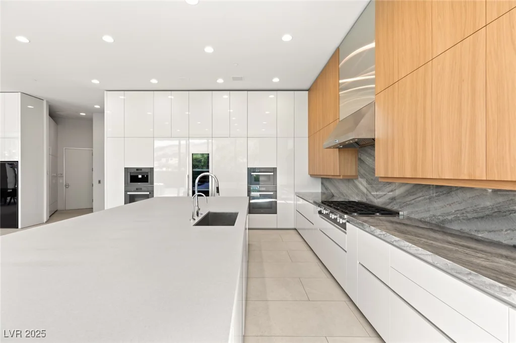 94 Hawk Ridge, Las Vegas, NV 89135