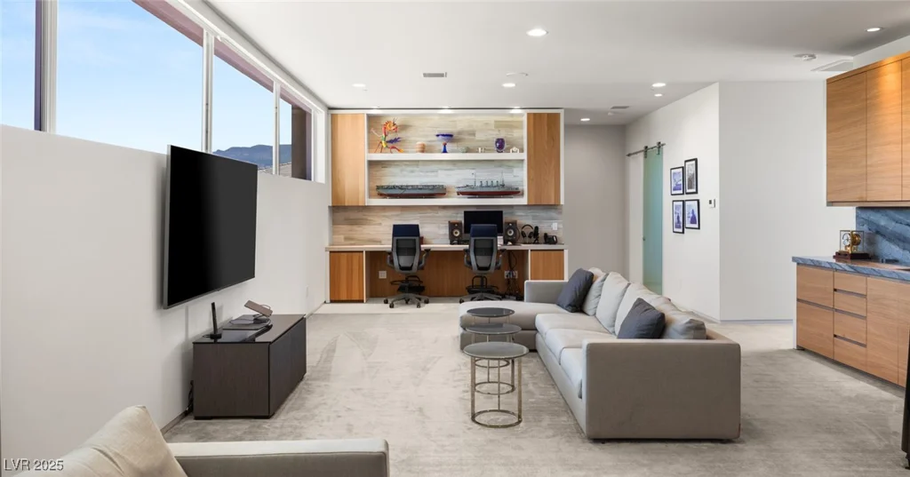 94 Hawk Ridge, Las Vegas, NV 89135