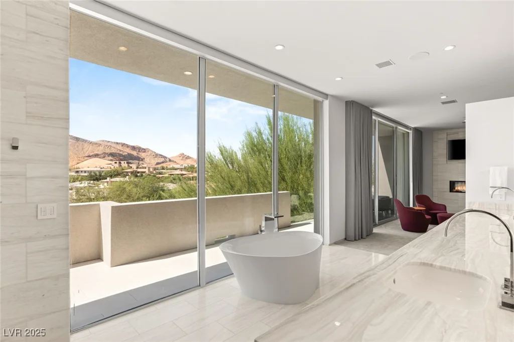 94 Hawk Ridge, Las Vegas, NV 89135