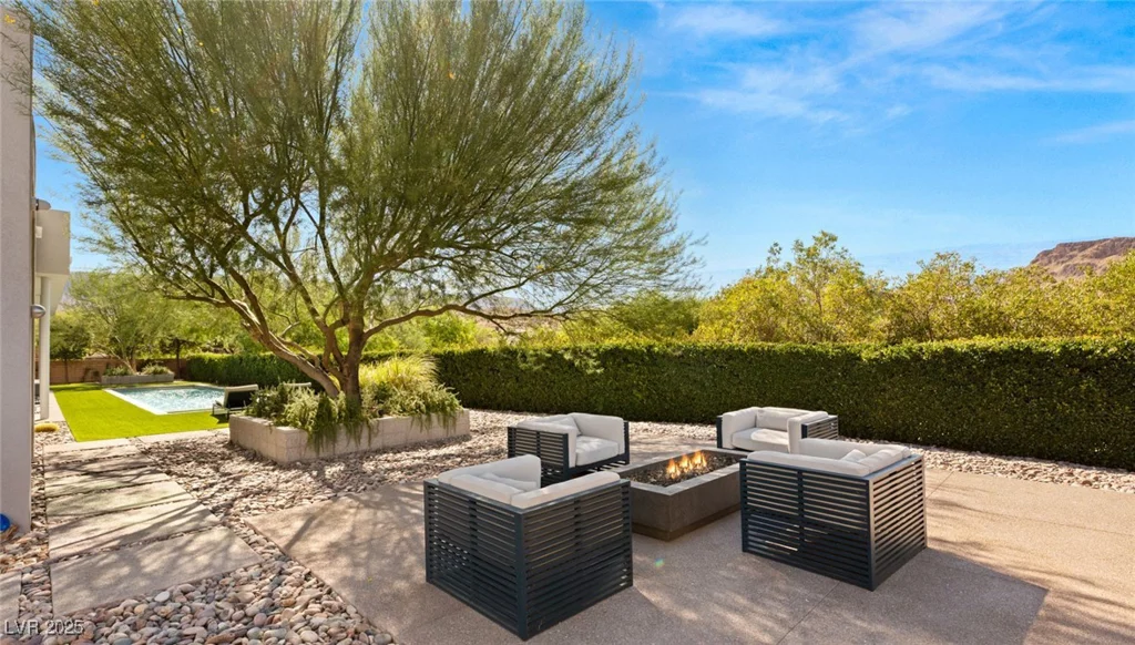 94 Hawk Ridge, Las Vegas, NV 89135