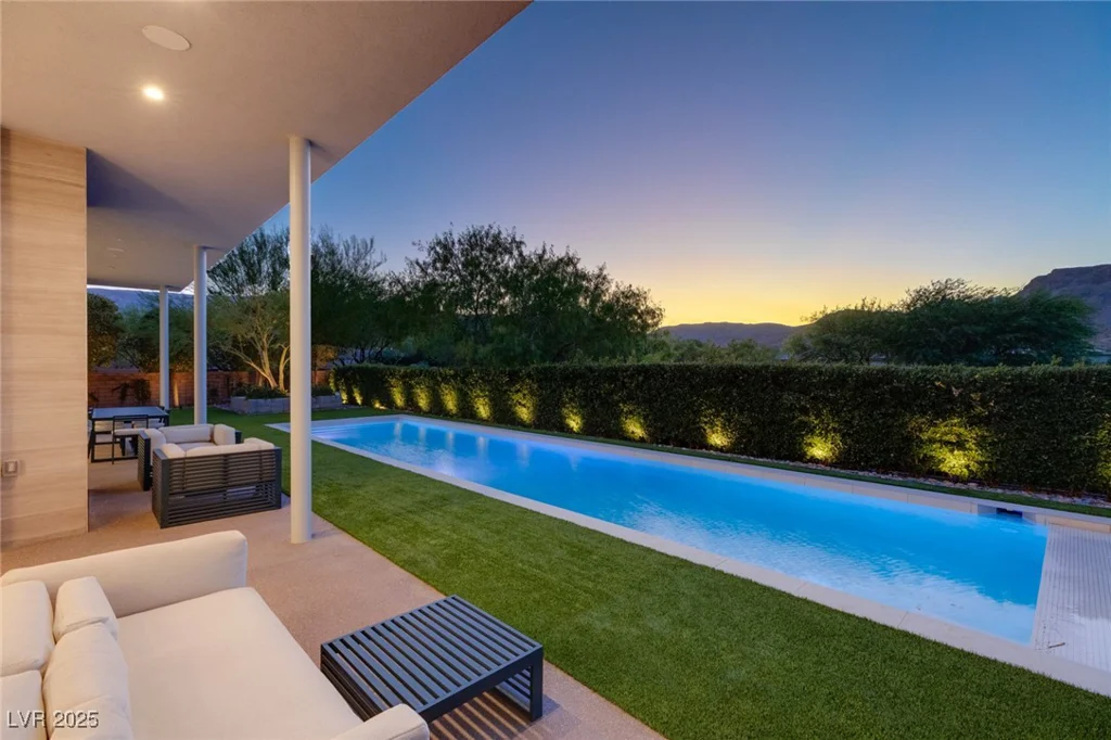 94 Hawk Ridge, Las Vegas, NV 89135