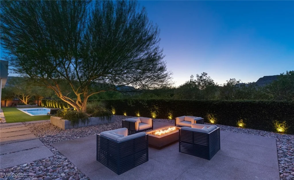 94 Hawk Ridge, Las Vegas, NV 89135