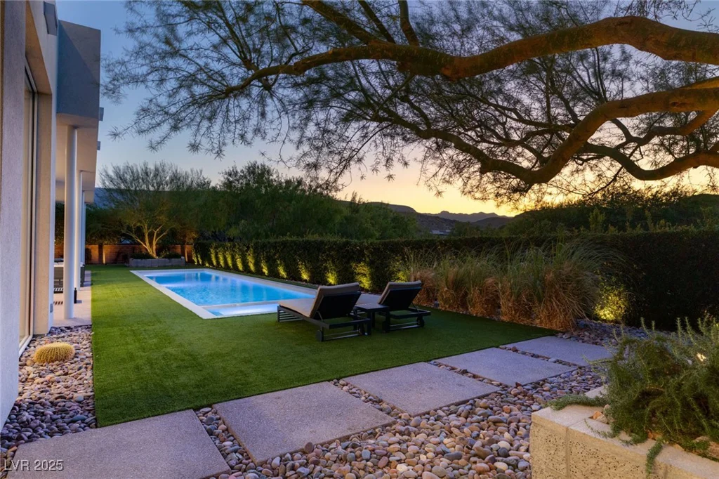 94 Hawk Ridge, Las Vegas, NV 89135