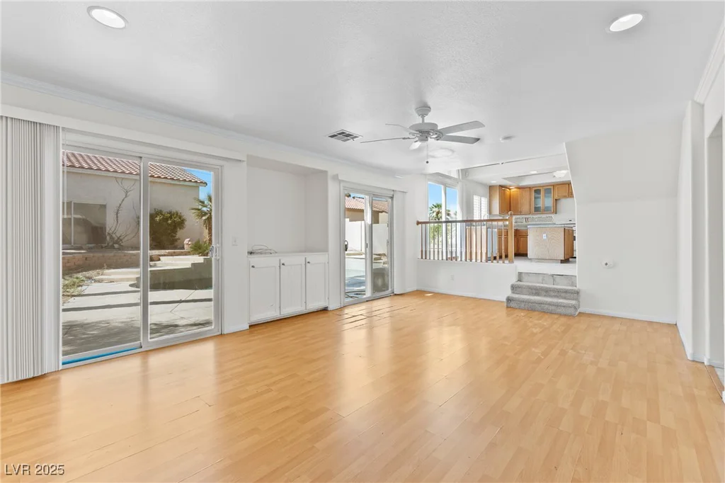 2035 Silver Whisper, Las Vegas, NV 89183
