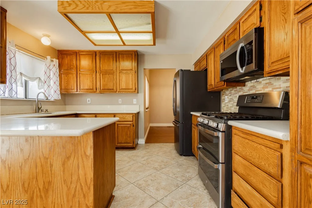 6121 Blossom Knoll, Las Vegas, NV 89108