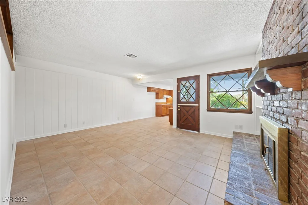 2400 Llewellyn, Las Vegas, NV 89102
