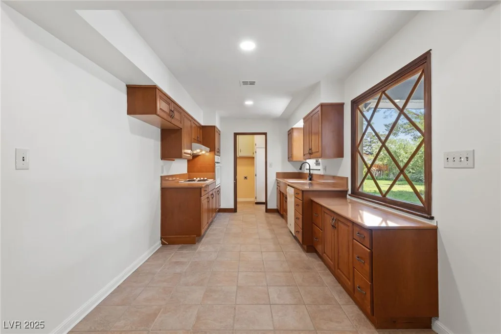 2400 Llewellyn, Las Vegas, NV 89102