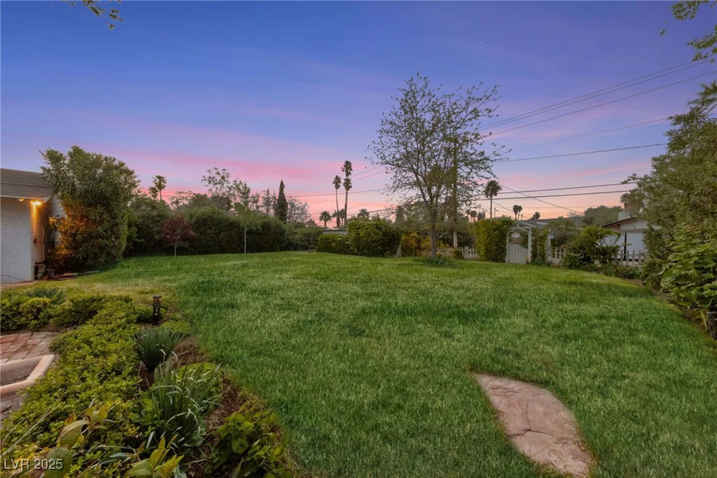 2400 Llewellyn, Las Vegas, NV 89102