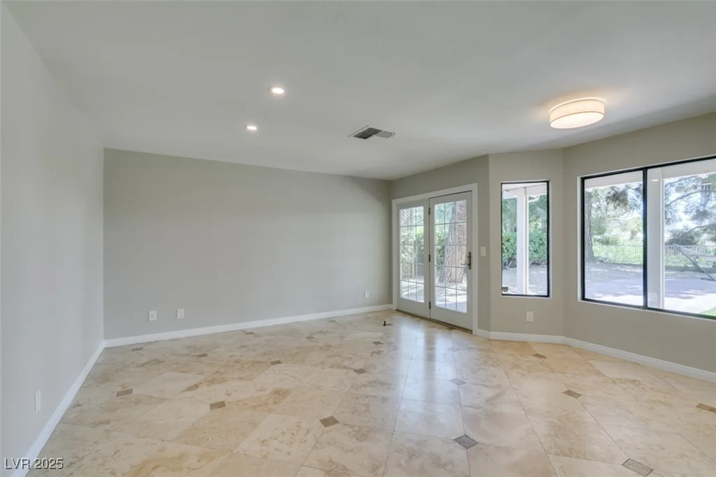 2820 Crystal Bay, Las Vegas, NV 89117