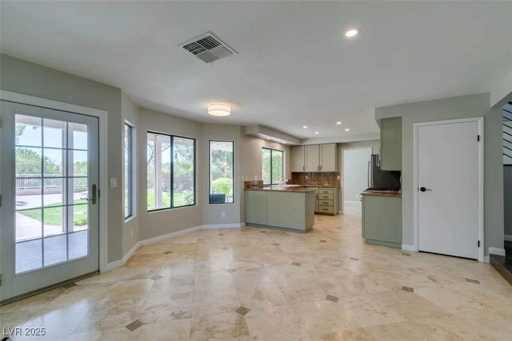 2820 Crystal Bay, Las Vegas, NV 89117