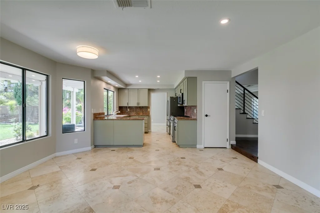 2820 Crystal Bay, Las Vegas, NV 89117