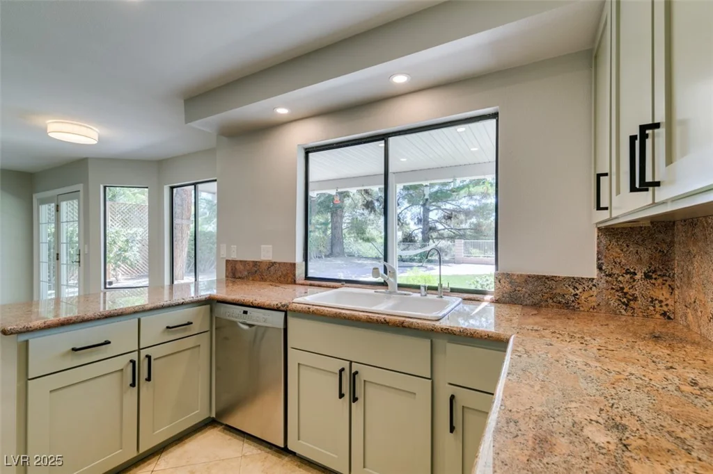 2820 Crystal Bay, Las Vegas, NV 89117