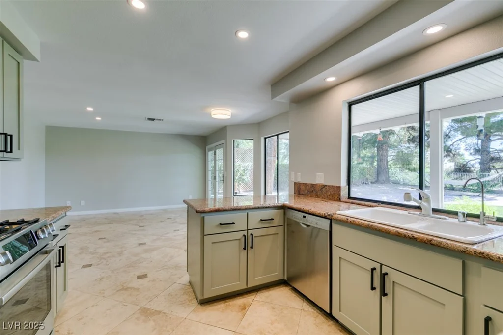 2820 Crystal Bay, Las Vegas, NV 89117