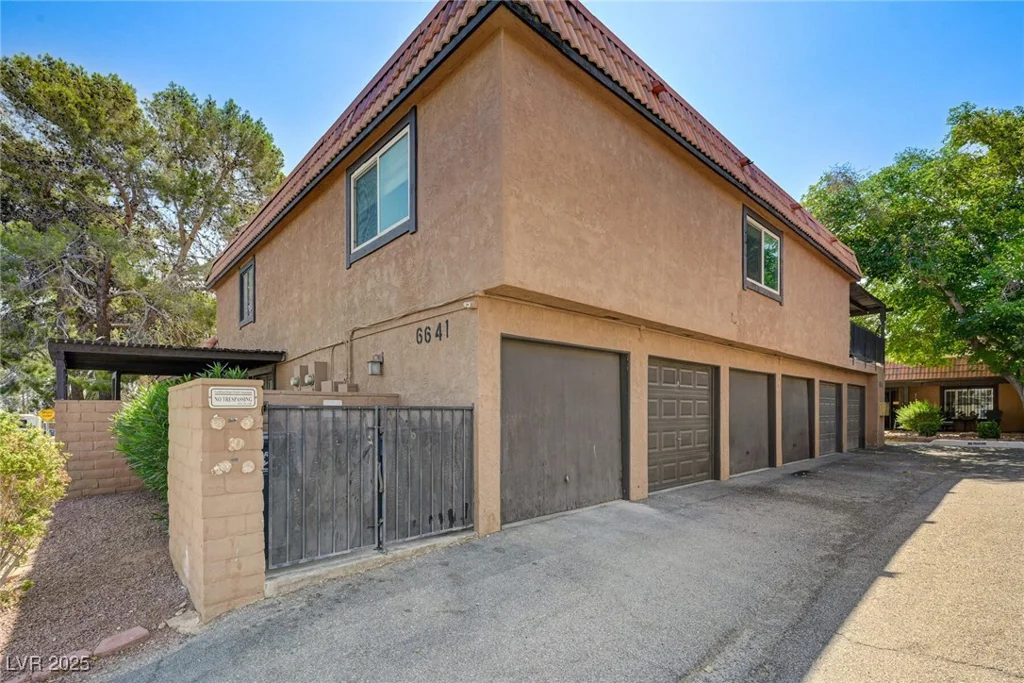 6641 Silverstream, Las Vegas, NV 89107